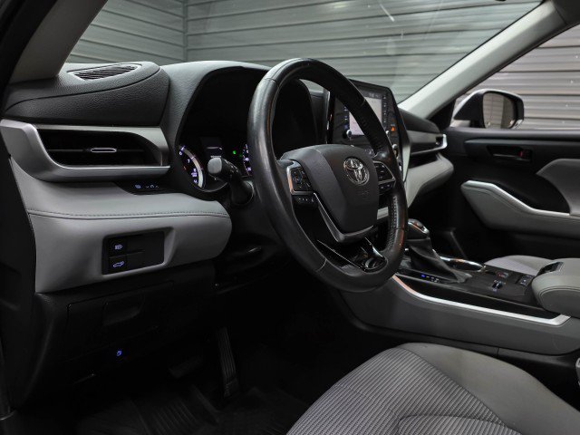 Used 2021 Toyota Highlander LE FWD image 10