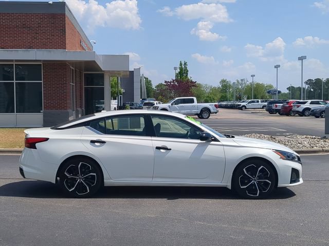 Used 2023 Nissan Altima 2.5 SR w/ SR Premium Package FWD image 2