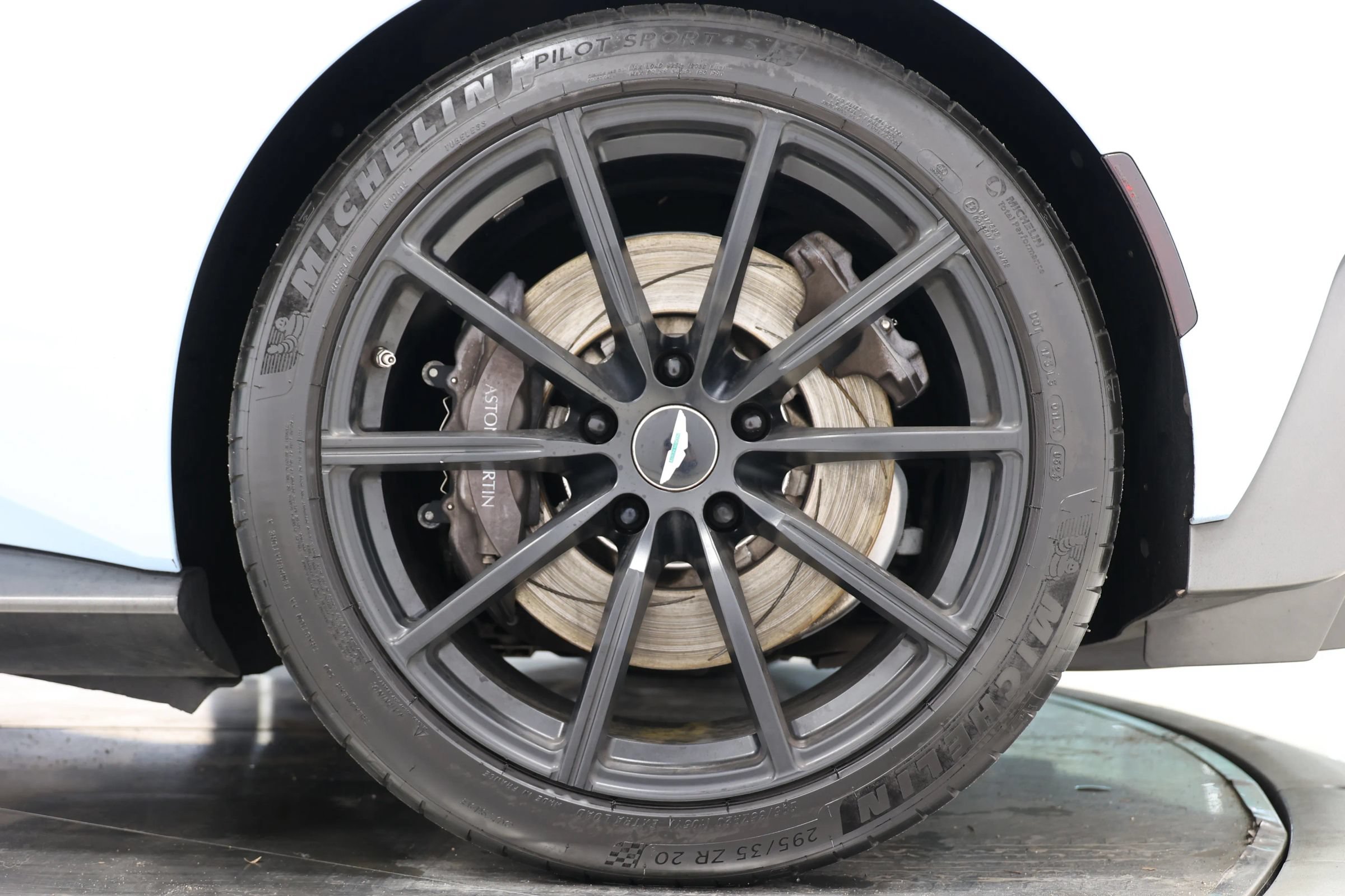 Used 2020 Aston Martin V8 Vantage Coupe RWD image 95