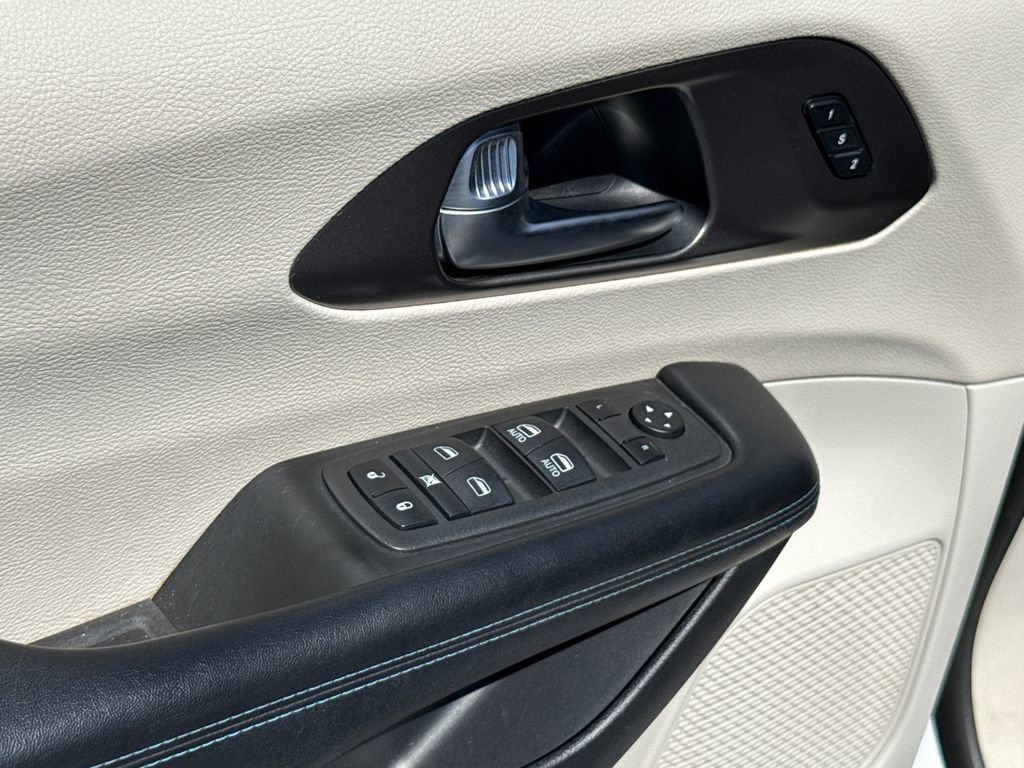 Used 2021 Chrysler Pacifica Touring-L image 24