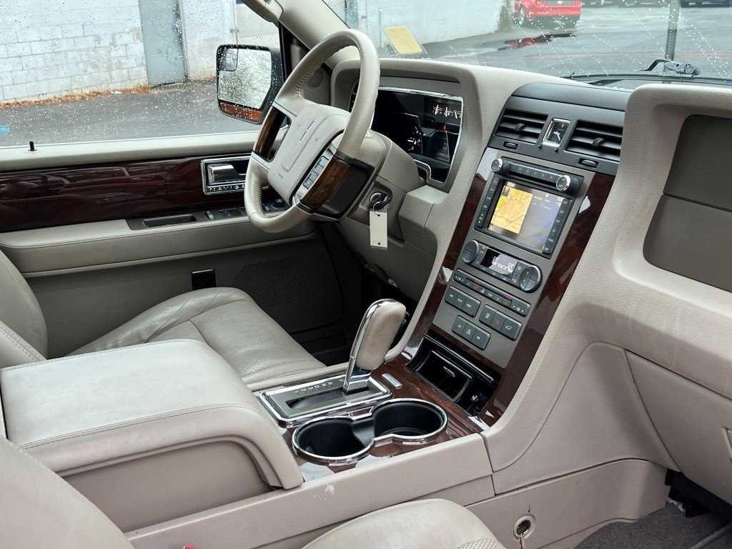 Used 2014 Lincoln Navigator L 4WD image 10