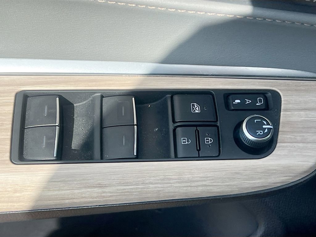Used 2022 Toyota Venza XLE image 19