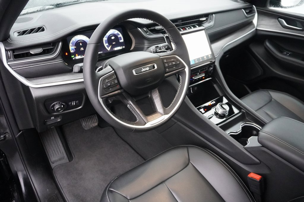 Used 2024 Jeep Grand Cherokee Limited w/ Black Appearance Package image 10