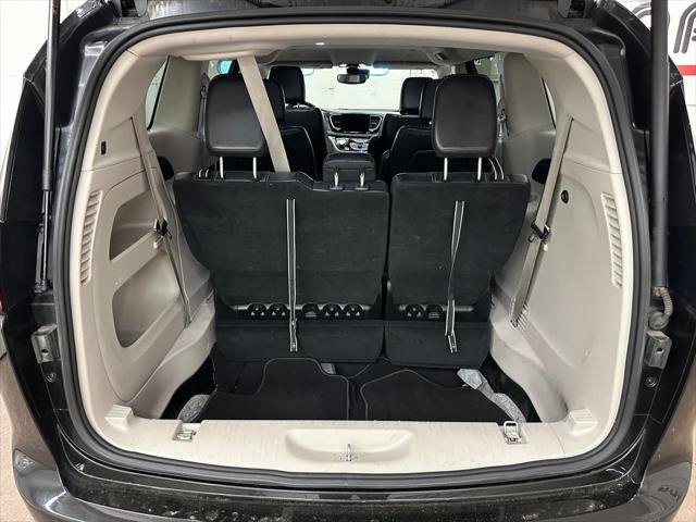 Certified 2022 Chrysler Pacifica Touring-L FWD image 18