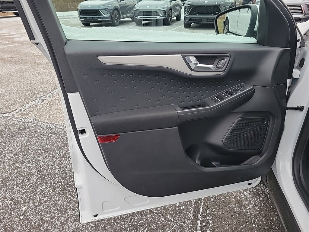 Used 2020 Ford Escape SE image 18