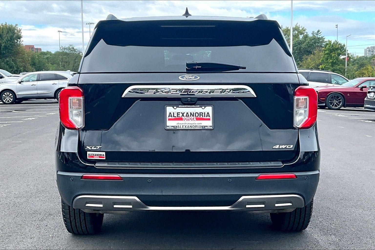 Used 2022 Ford Explorer XLT w/ Equipment Group 202A AWD/4WD image 4