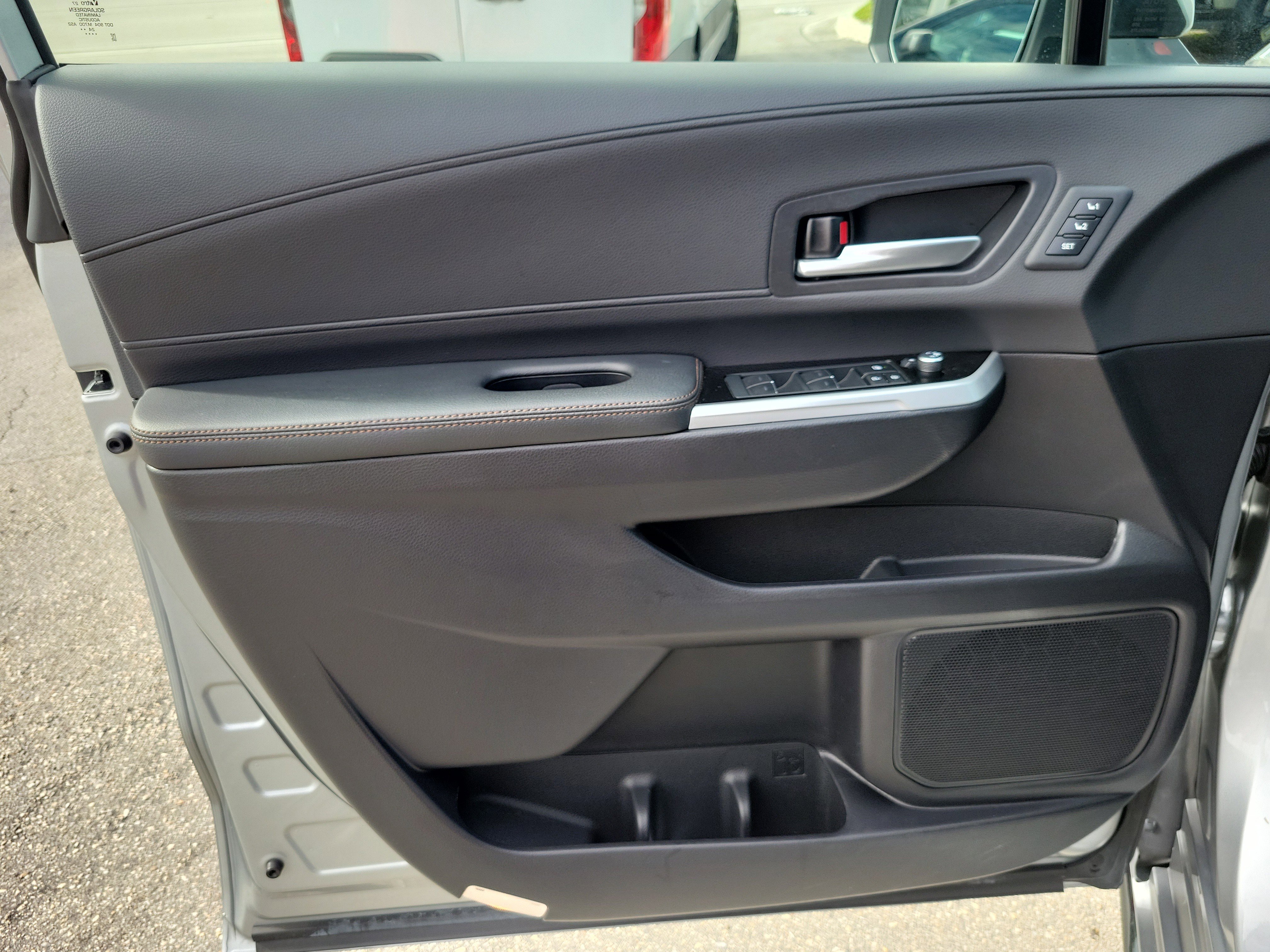 Used 2025 Toyota Sienna Platinum image 25