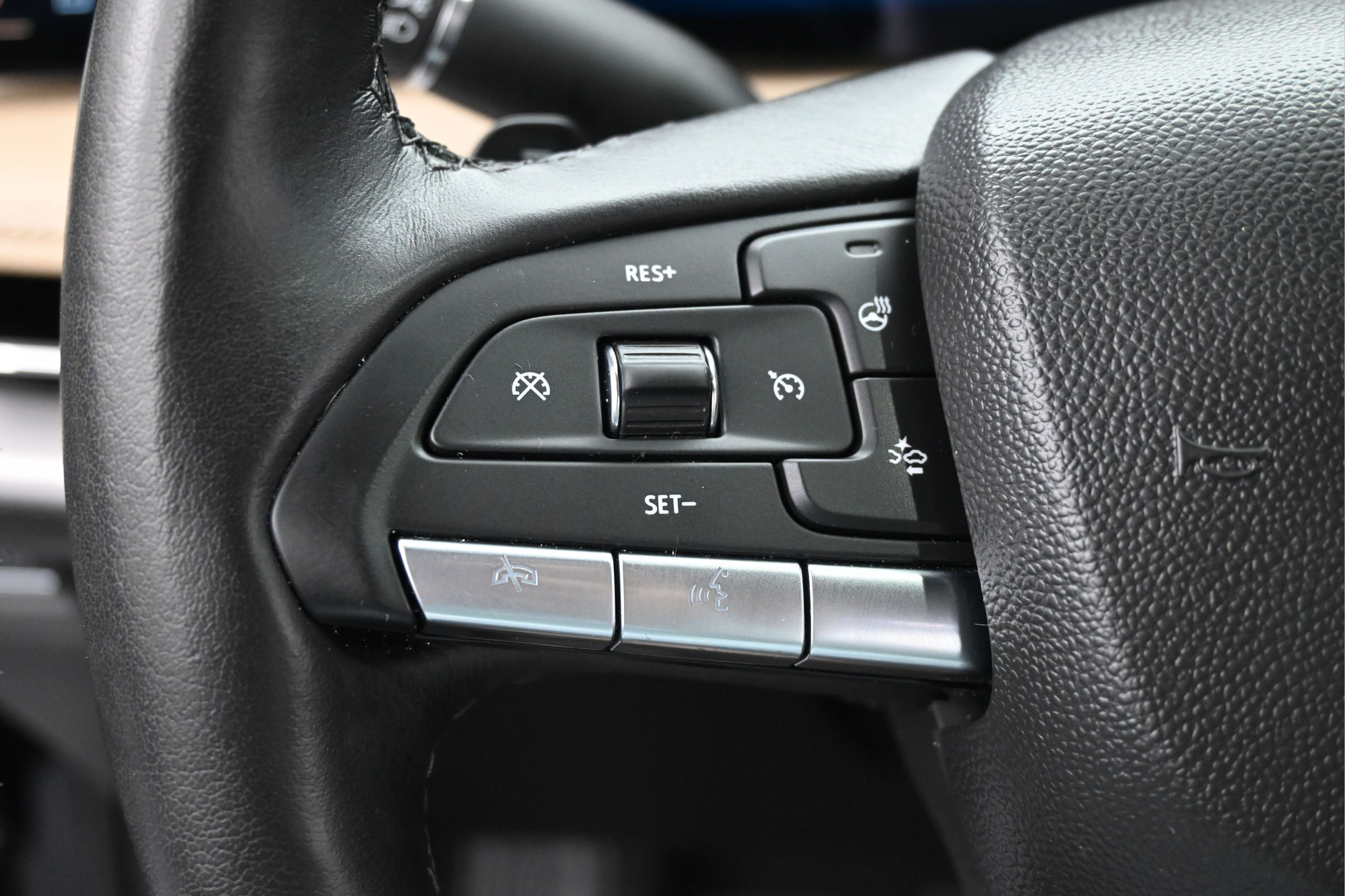 Used 2024 Cadillac XT4 Luxury w/ Cold Weather Package FWD image 14