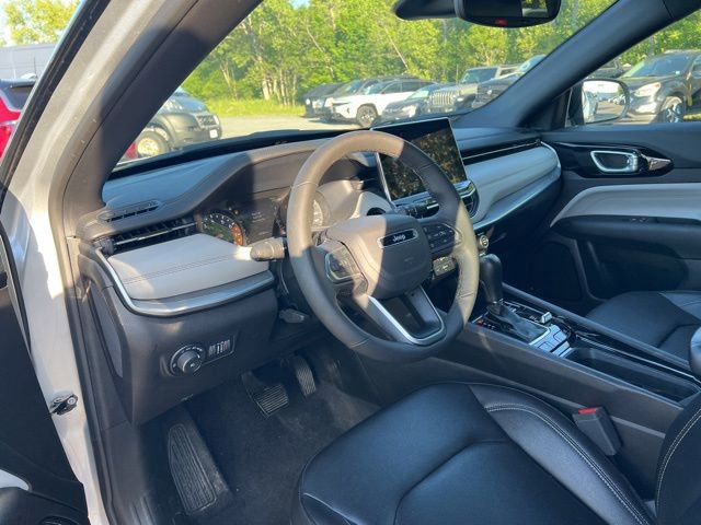 Used 2025 Jeep Compass Limited AWD/4WD image 2