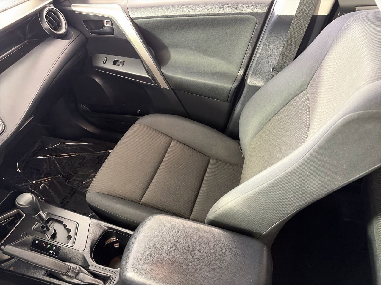 Used 2018 Toyota RAV4 LE w/ Carpet Mat Package FWD image 20