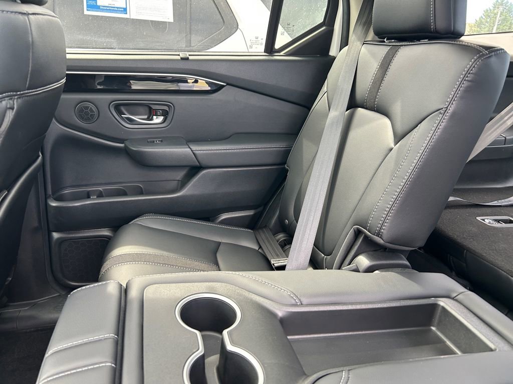Used 2025 Honda Pilot Touring image 17