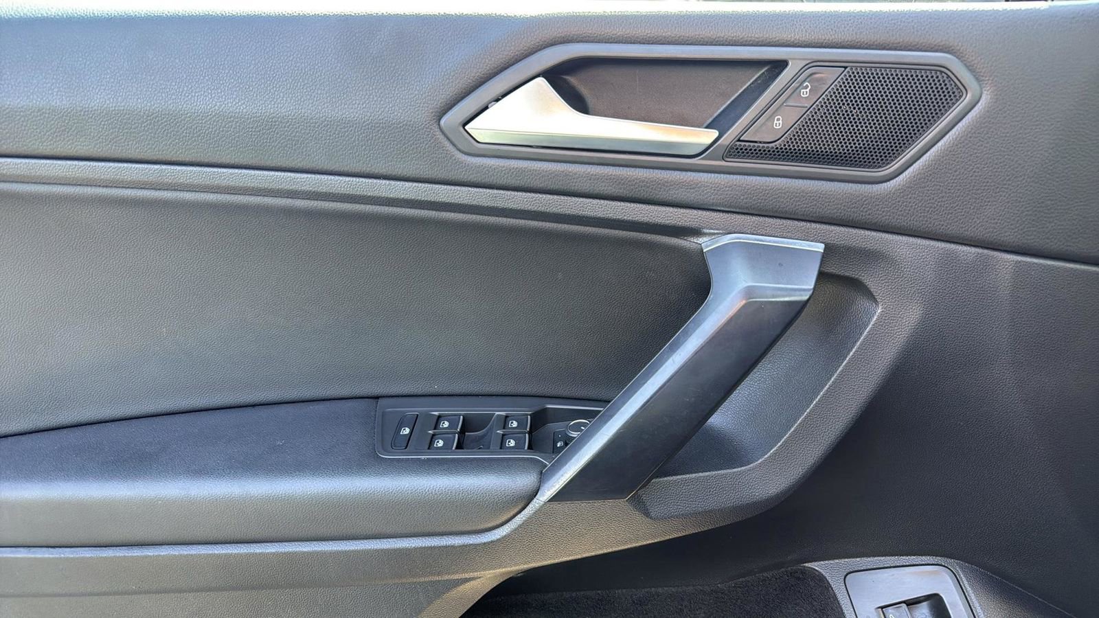 Used 2021 Volkswagen Tiguan SEL w/ 3-Row Tiguan MDO Package image 12