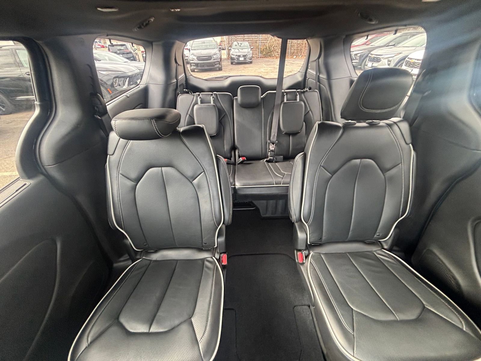 Used 2025 Chrysler Pacifica Limited image 43