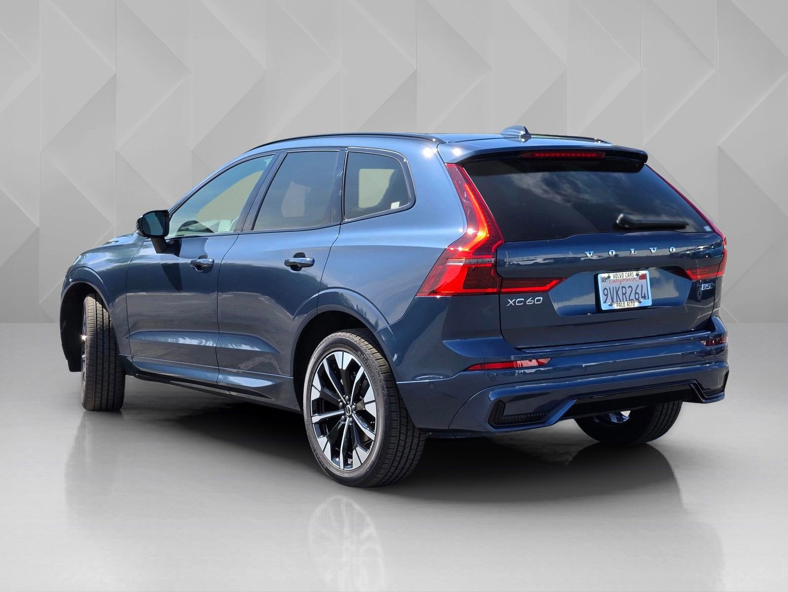 Used 2026 Volvo XC60 B5 Plus w/ Protection Package Premier AWD/4WD image 4