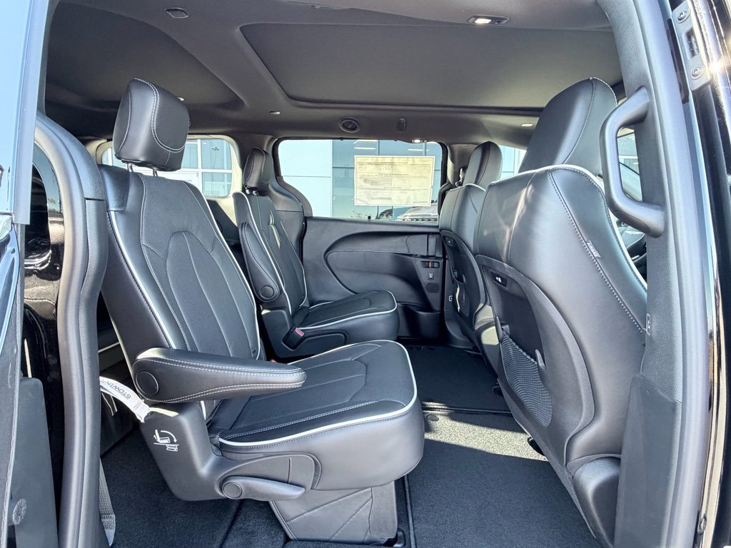 New 2026 Chrysler Pacifica Limited image 22