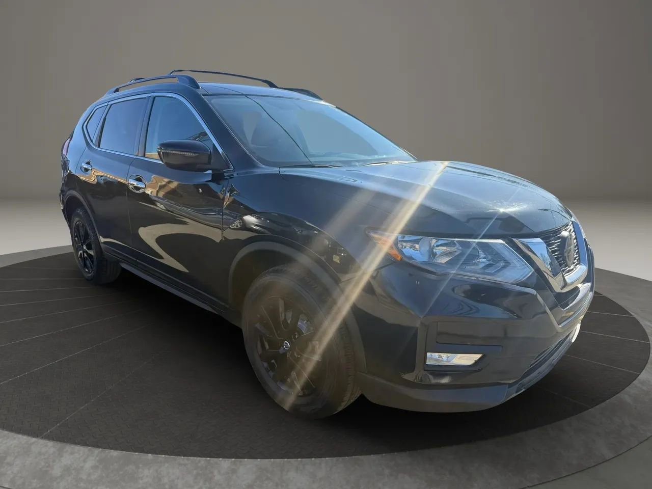 Used 2018 Nissan Rogue SV w/ Premium Package image 3