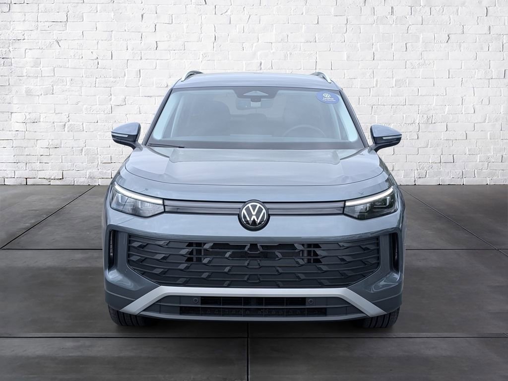 Used 2025 Volkswagen Tiguan SE image 3