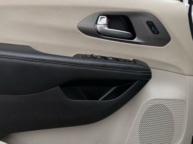Used 2022 Chrysler Pacifica Touring-L image 23