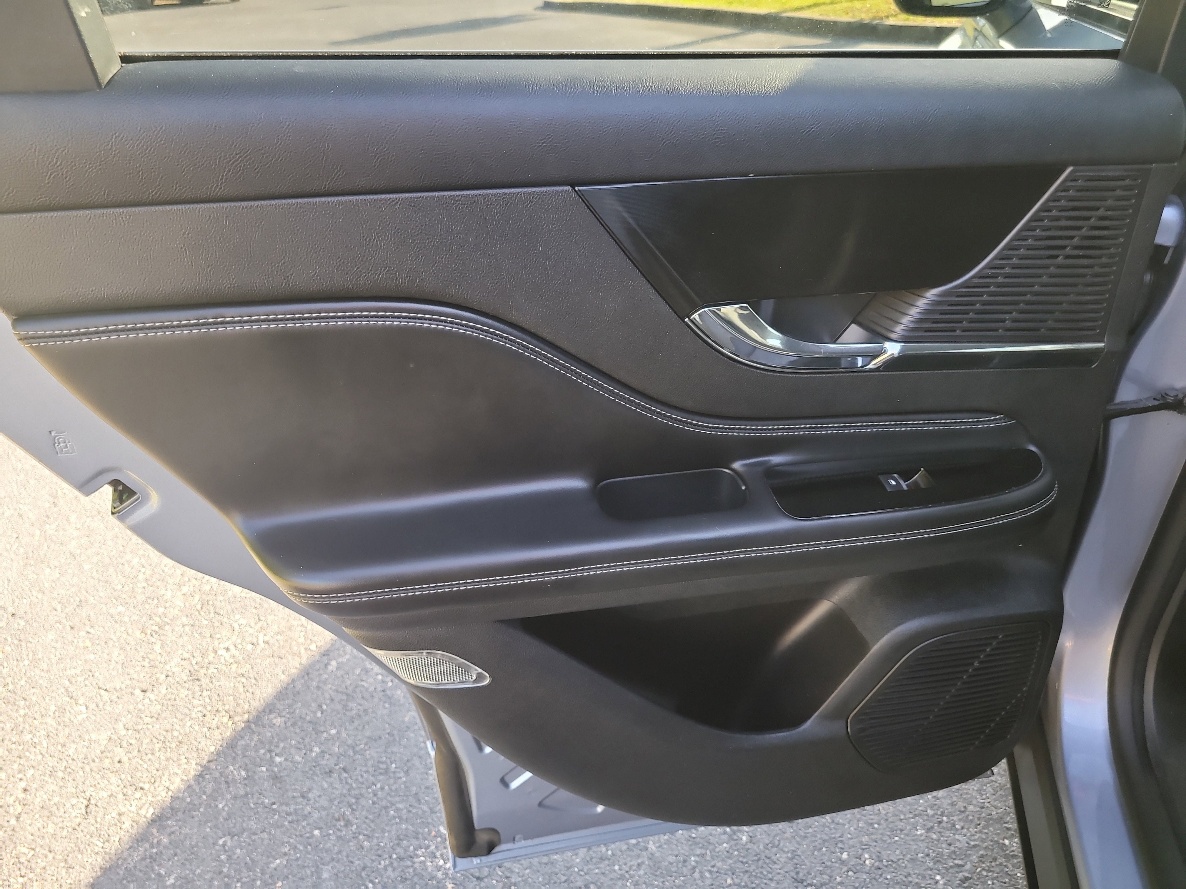 Used 2022 Lincoln Corsair FWD w/ Towing Package image 13