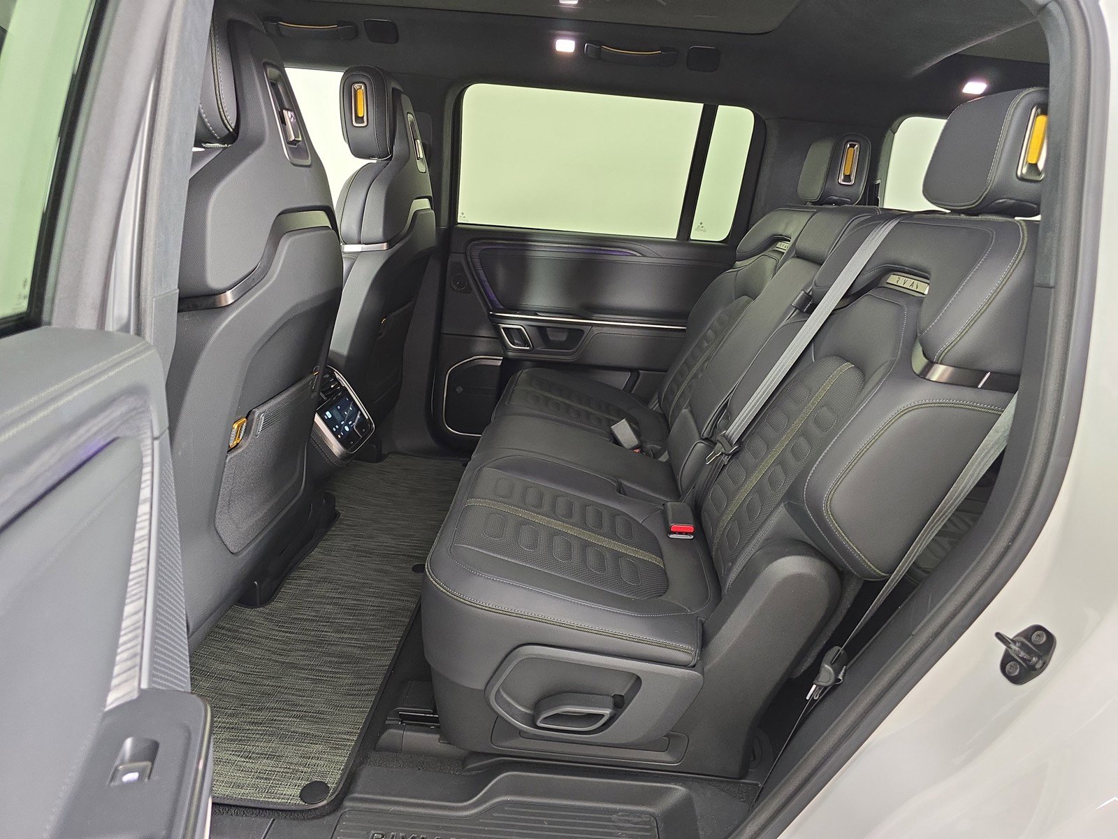 Used 2024 Rivian R1S Adventure AWD/4WD image 21