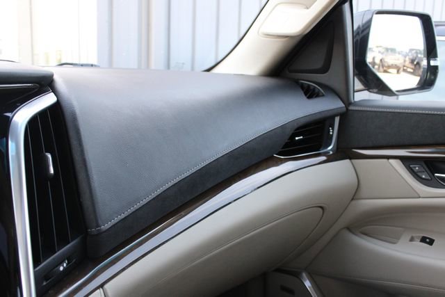 Used 2020 Cadillac Escalade ESV Luxury RWD image 23