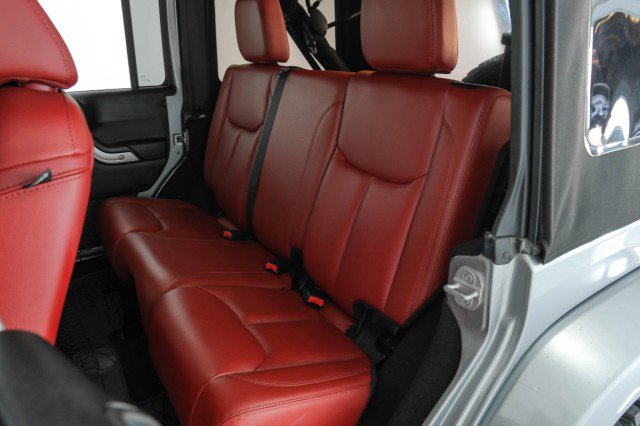 Used 2013 Jeep Wrangler Unlimited Rubicon image 36