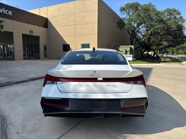 Used 2025 Hyundai Elantra SEL FWD image 3