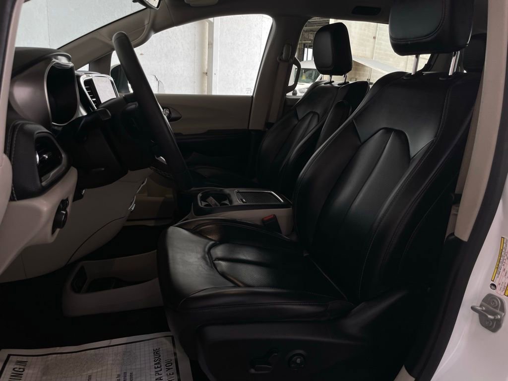Used 2023 Chrysler Pacifica Touring-L image 12