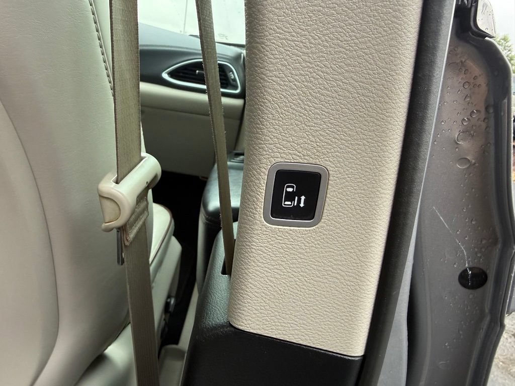 Used 2017 Chrysler Pacifica Limited w/ Advanced Safetytec Group FWD image 65