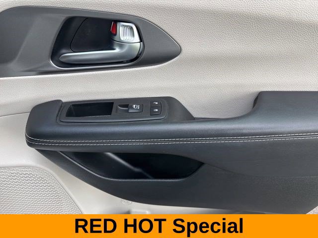 Used 2023 Chrysler Pacifica Touring-L FWD image 38