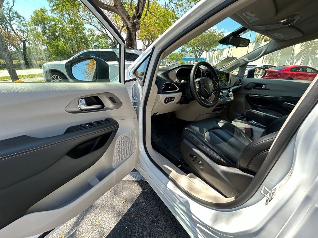 Used 2023 Chrysler Pacifica Touring-L image 15