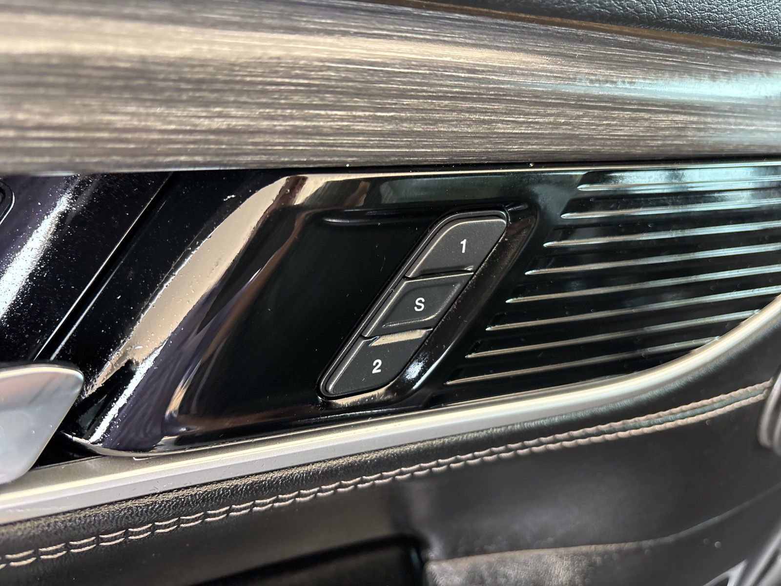 Used 2023 Jeep Wagoneer L Series III w/ Premium Group I image 14