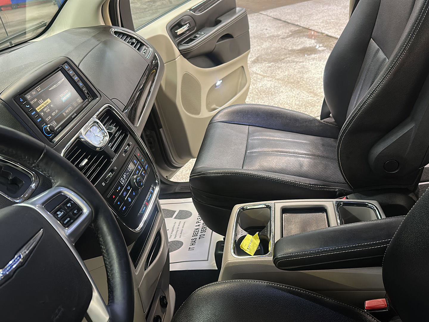 Used 2014 Chrysler Town & Country Touring-L w/ Driver Convenience Group image 25