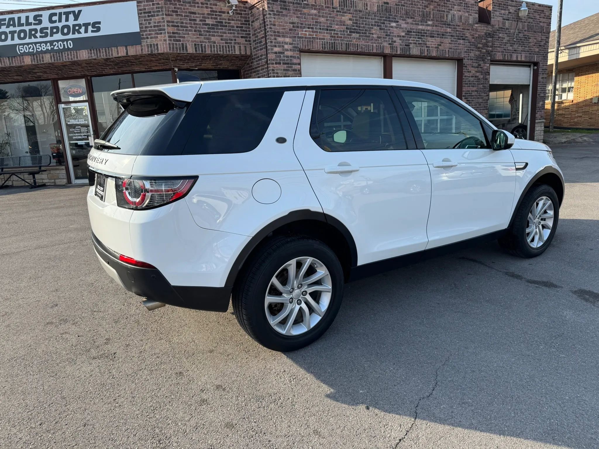 Used 2018 Land Rover Discovery Sport HSE image 18
