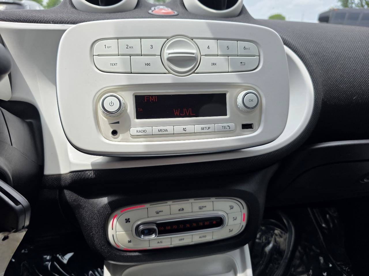 Used 2016 smart fortwo passion RWD image 6