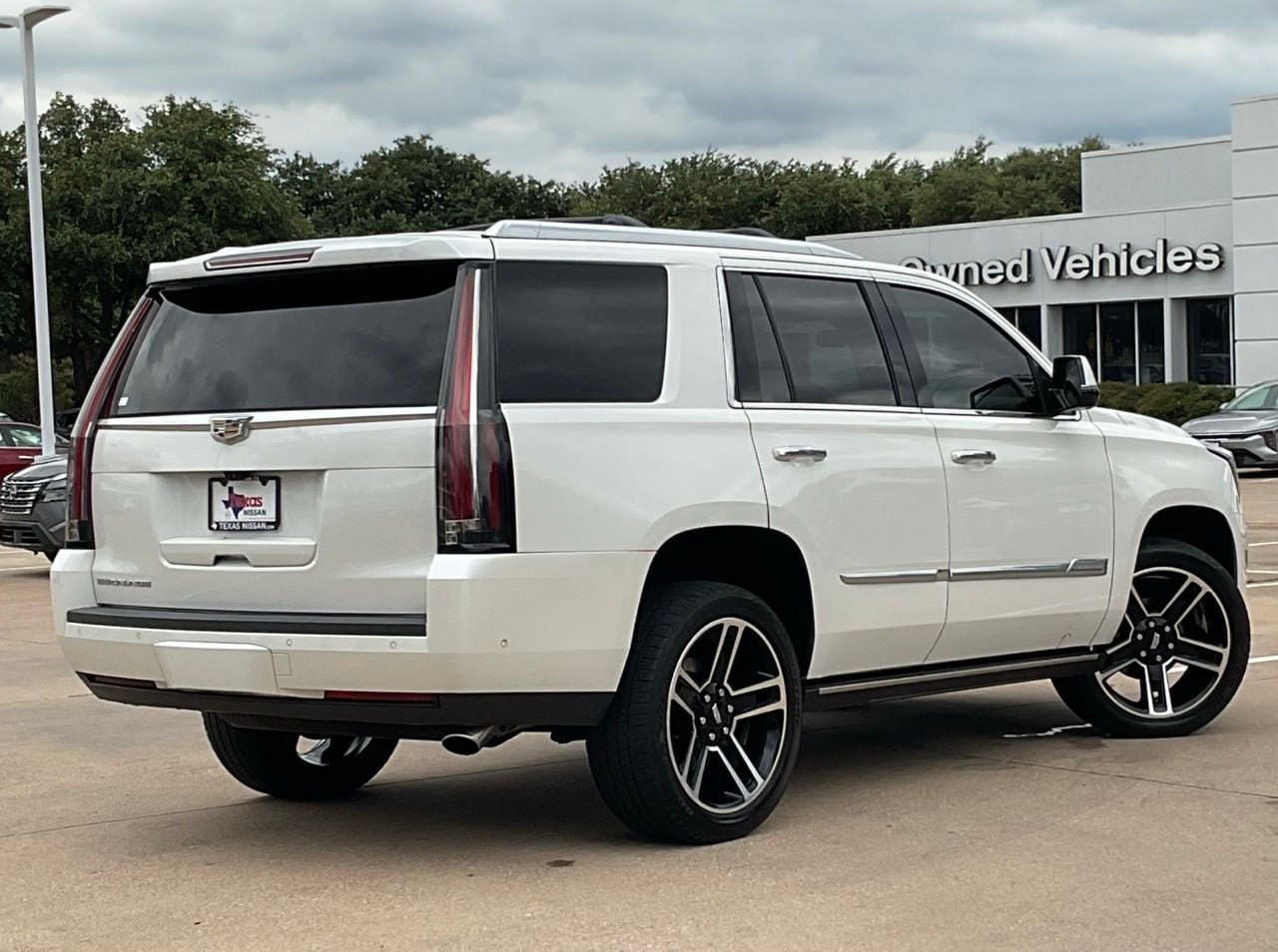Used 2017 Cadillac Escalade Premium Luxury AWD/4WD image 4