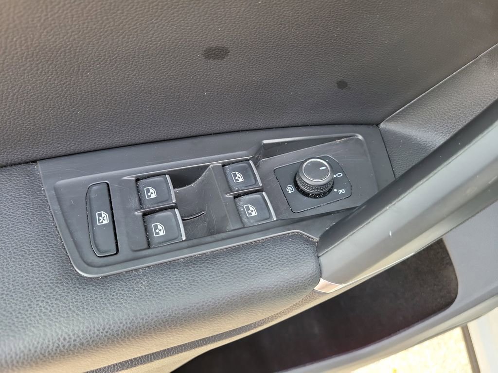 Used 2020 Volkswagen Tiguan SE image 21