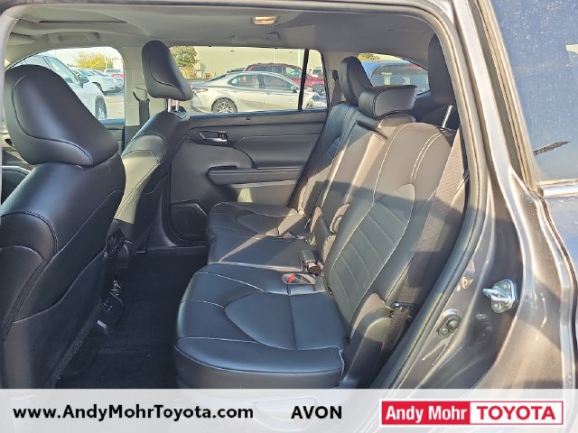 Used 2022 Toyota Highlander XLE AWD/4WD image 11