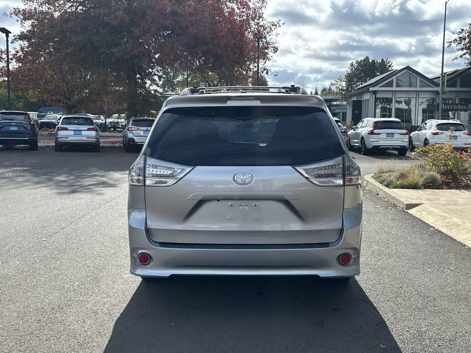Used 2017 Toyota Sienna SE Premium w/ Cargo Management Package FWD image 4