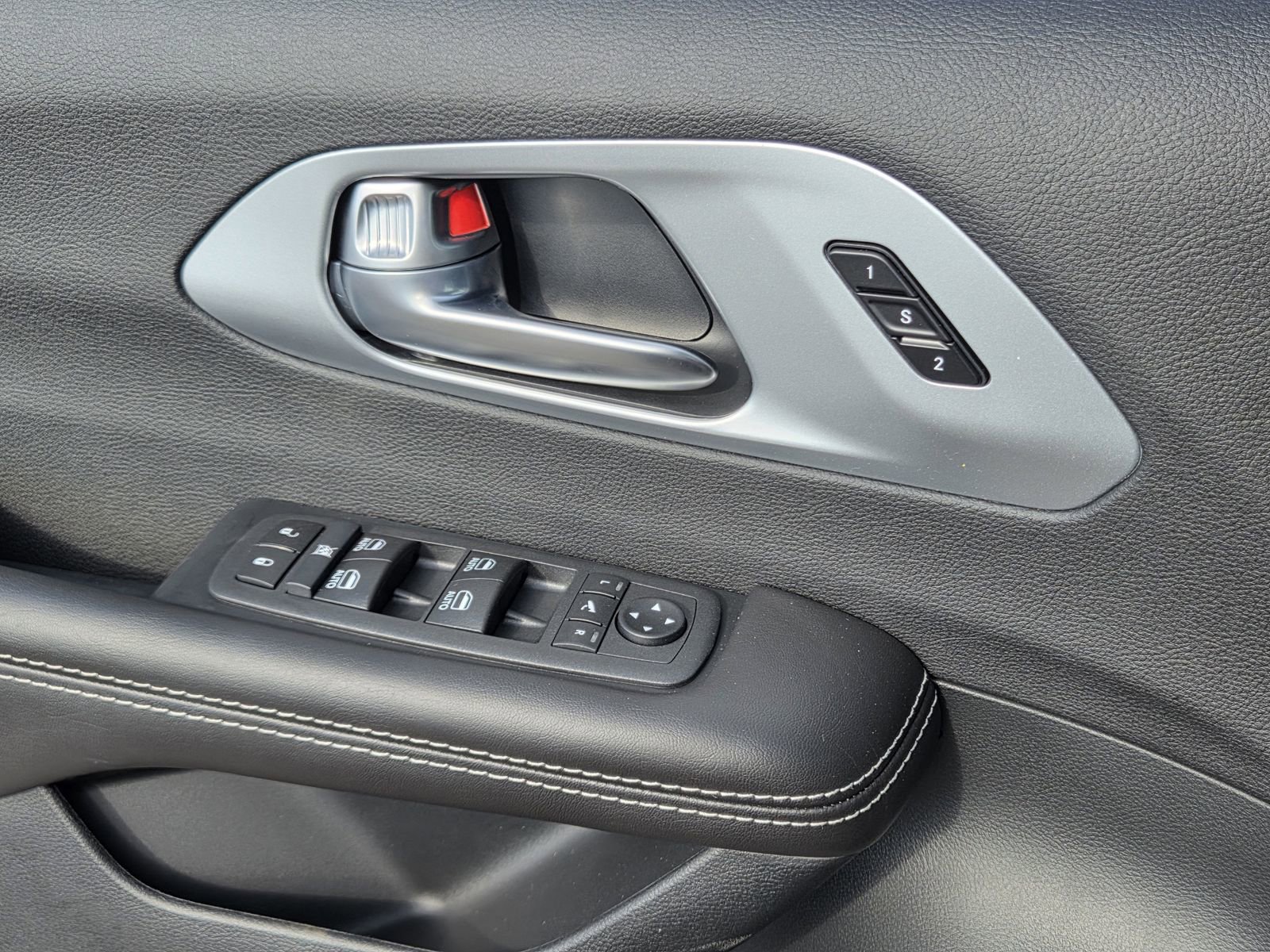 New 2026 Chrysler Pacifica Limited w/ Uconnect Theater Family Group image 15