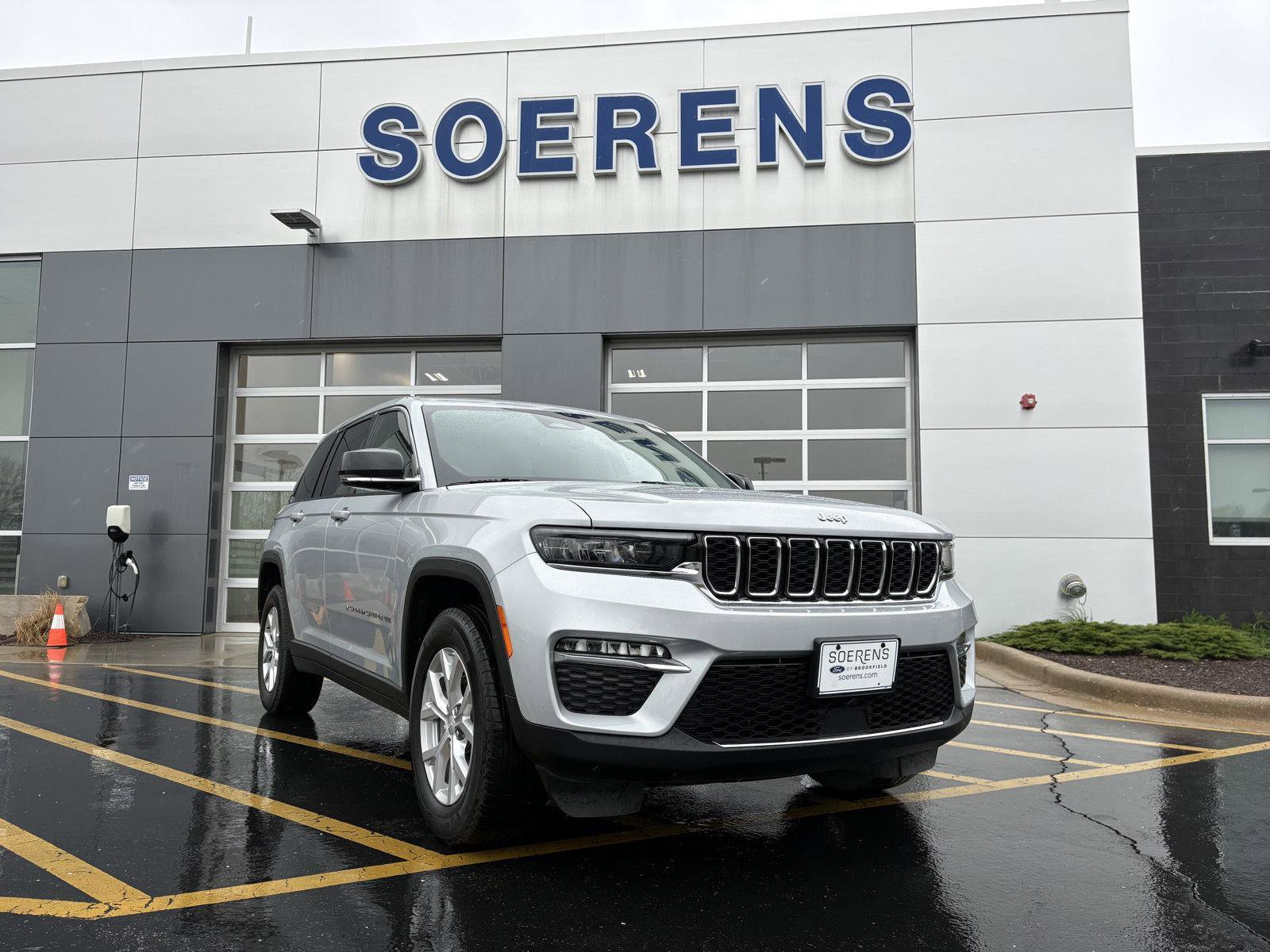 Used 2023 Jeep Grand Cherokee Limited w/ Trailer Tow Prep Group (B) AWD/4WD image 1