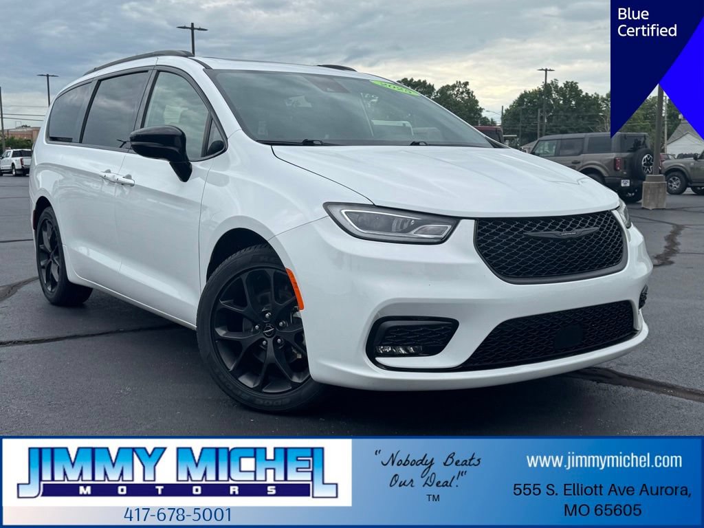 Used 2025 Chrysler Pacifica Limited FWD image 1