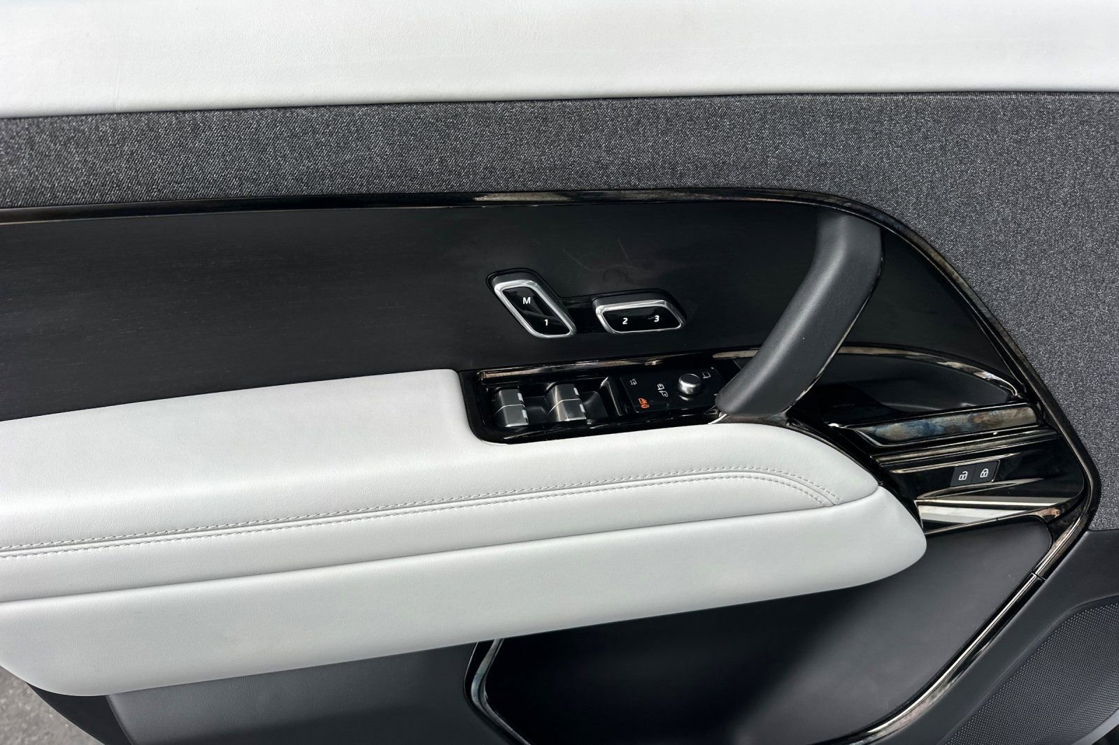 Used 2024 Land Rover Range Rover Sport SE image 25