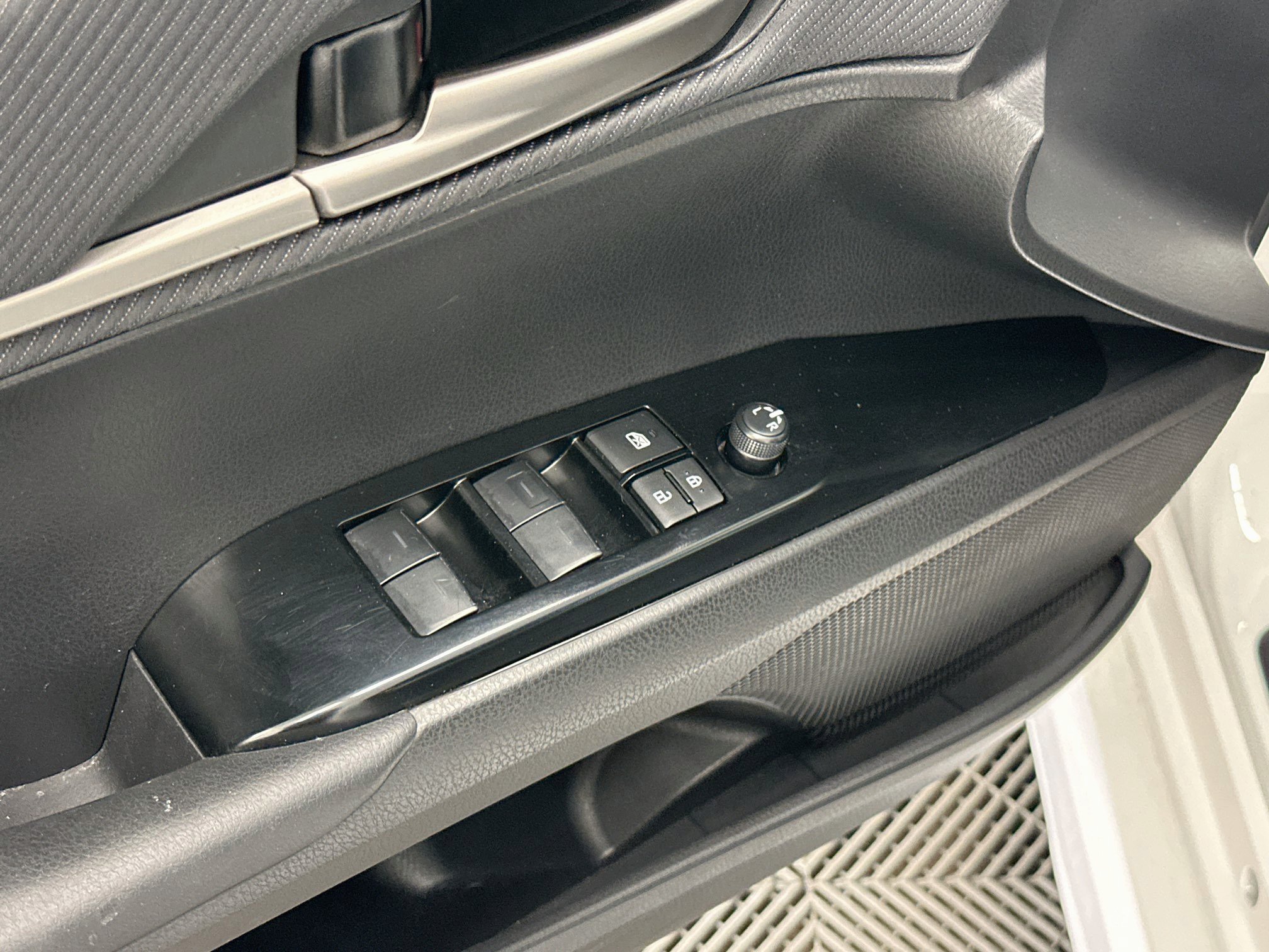 Used 2025 Toyota Camry SE FWD image 15