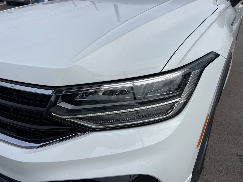 Used 2022 Volkswagen Tiguan SE R-Line image 9