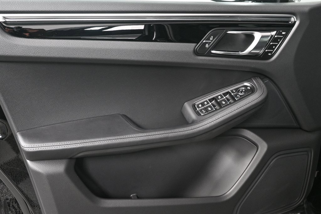 Certified 2025 Porsche Macan image 6