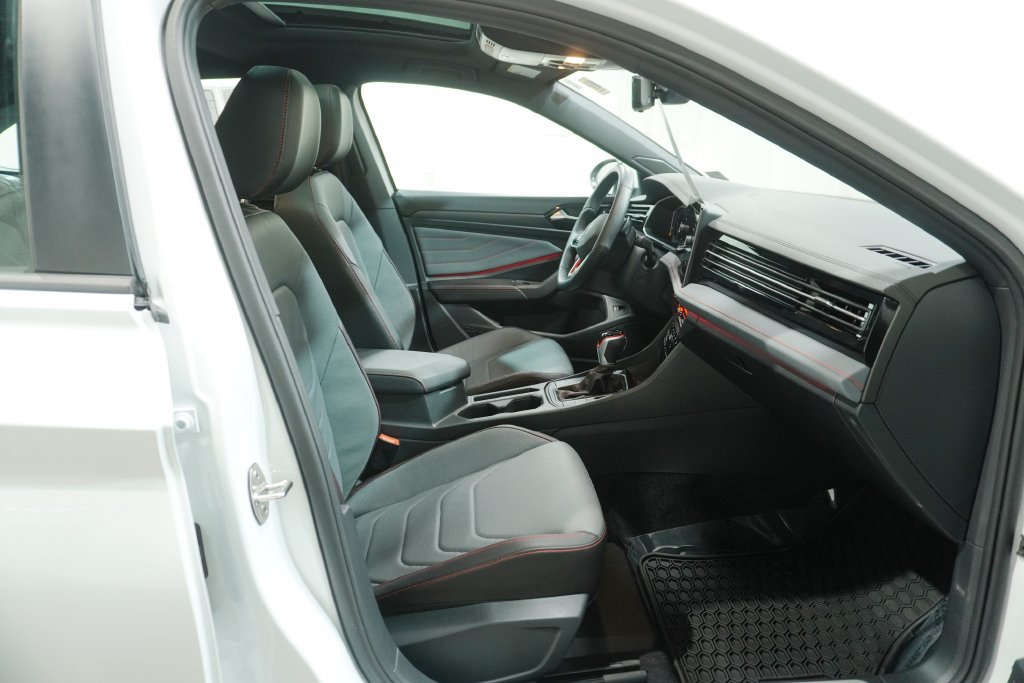 Used 2025 Volkswagen Jetta GLI Autobahn FWD image 9