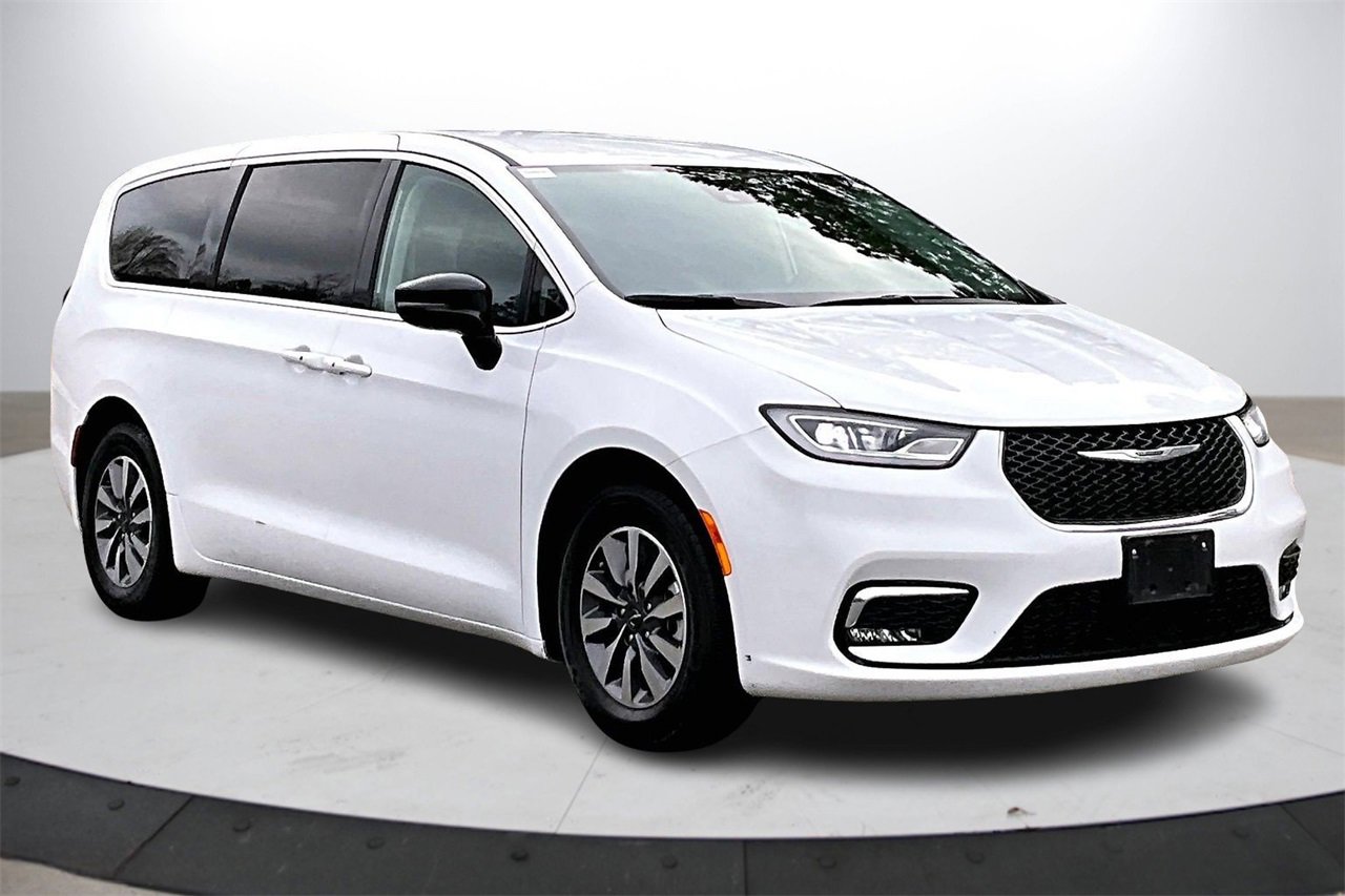 Certified 2024 Chrysler Pacifica Select image 2