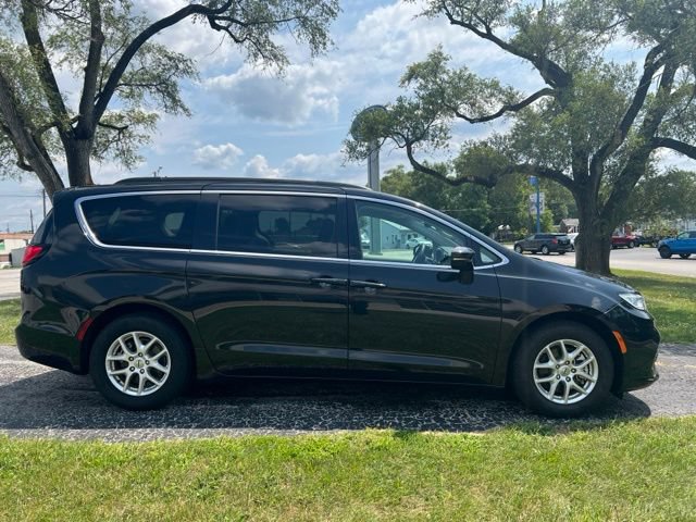 Used 2022 Chrysler Pacifica Touring-L FWD image 1