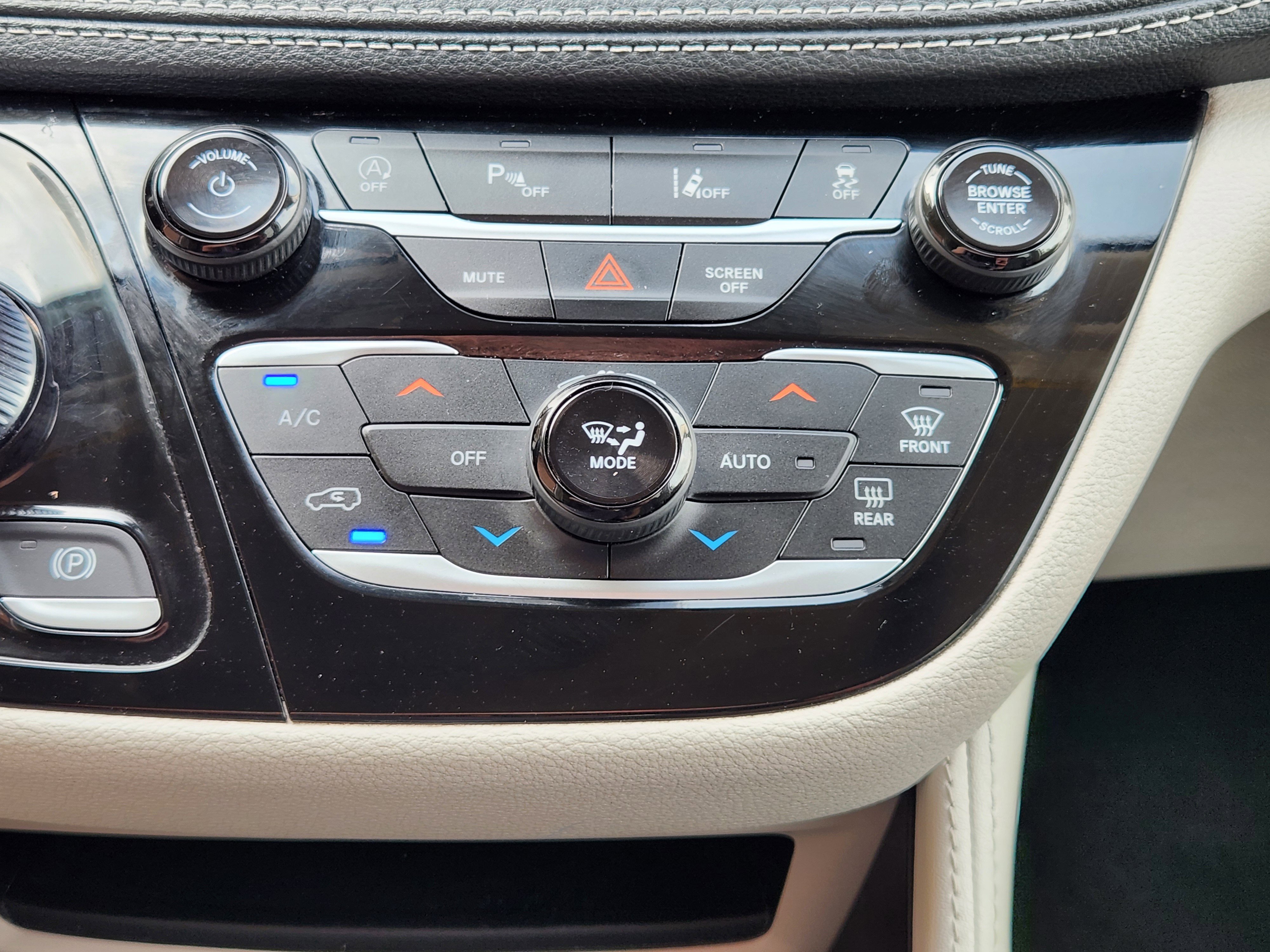 Used 2023 Chrysler Pacifica Limited FWD image 20